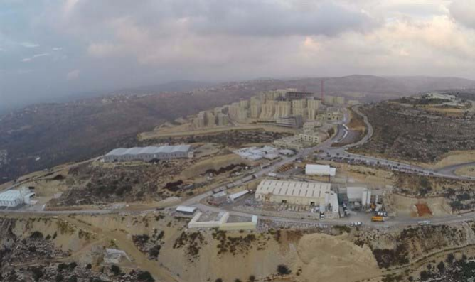 Palestinians build on Israeli territory 