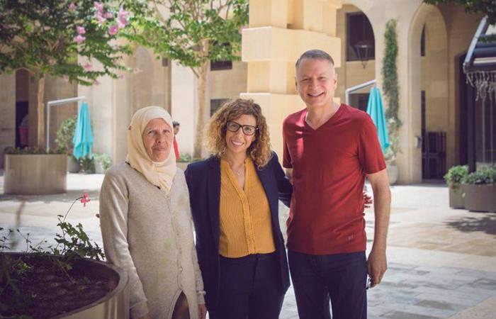 شابة من مخيم الدهيشة تحصل على منحة 