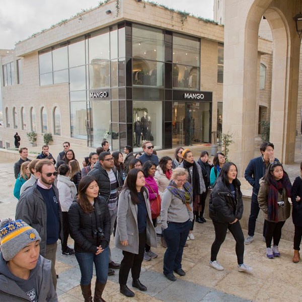 طلاب من جامعة جون هوبكينر للدراسات الدولية