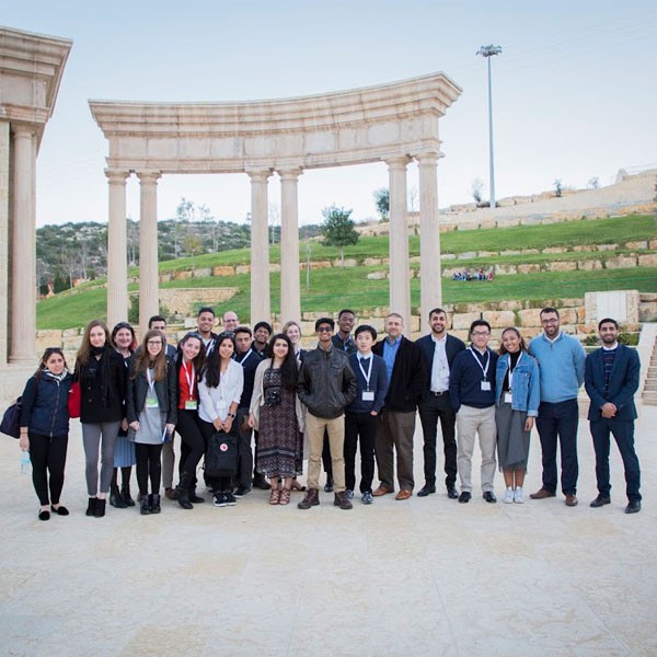 طلاب من جامعة كولومبيا بقيادة السفير السابق لإسرائيل دان شابيرو