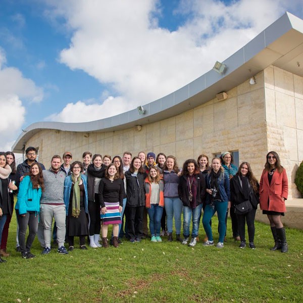 "طلاب من جامعتي "توسون" و"يو أم بي سي