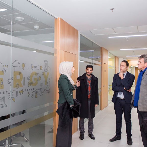 كزافييه فرانسوا، رئيس البعثة الاقتصادية، نيكولا فورجيت، محلل قسم الاقتصاد من القنصلية الفرنسية