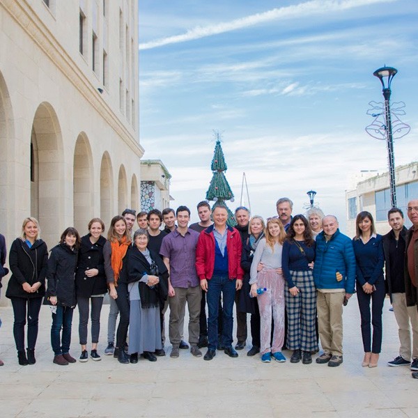 وفد من ميرسي كوربس بقيادة ليندا ماسون