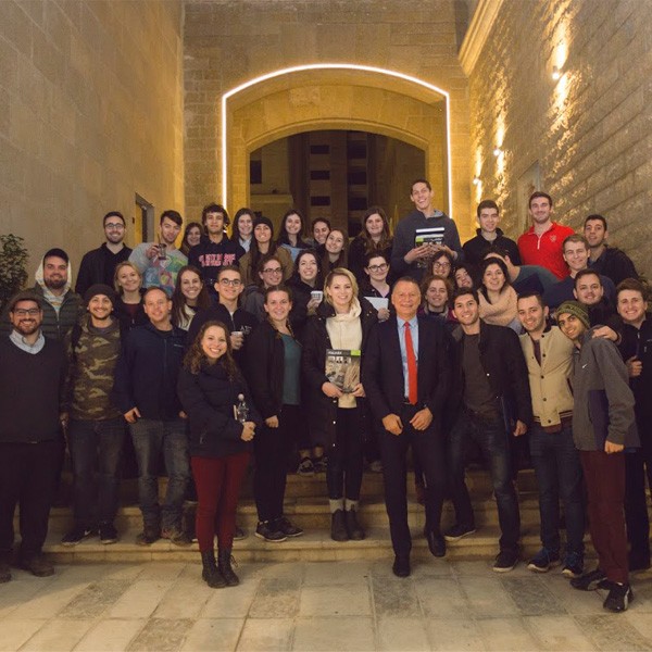 طلاب من جامعات أمريكية مختلفة – جو انسبير