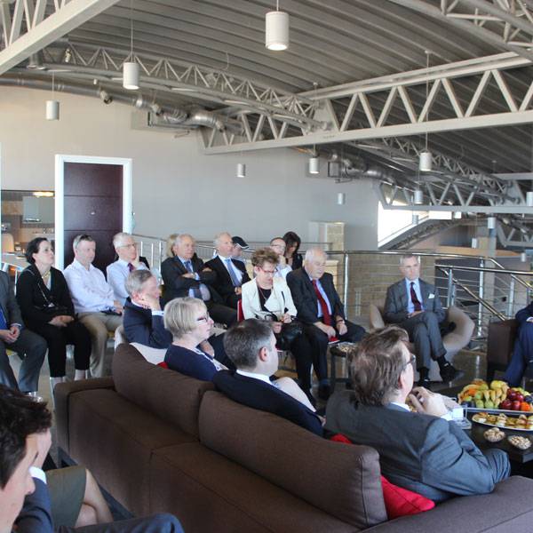 وفد من مجلس اللوردات وأعضاء البرلمان - المملكة المتحدة
