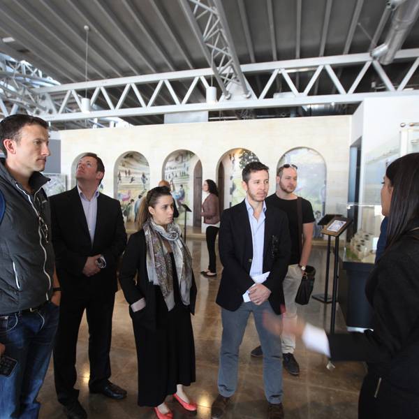 مجموعة من الصحفيين - المملكة المتحدة
