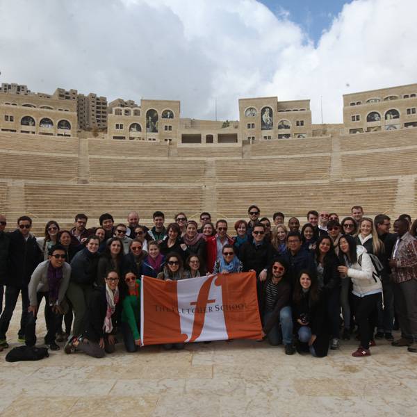 طلاب من كلية فليتشر للقانون والدبلوماسية، جامعة تافتس - الولايات المتحدة الأمريكية