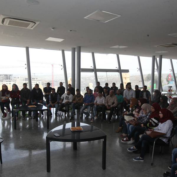 طلاب من كلية العلوم الإدارية والاقتصادية - جامعة القدس المفتوحة
