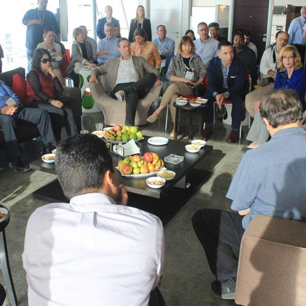 إدوين لي، عمدة مدينة سان فرانسيسكو، ومجموعة من سيدات ورجال الأعمال - الولايات المتحدة الأمريكية