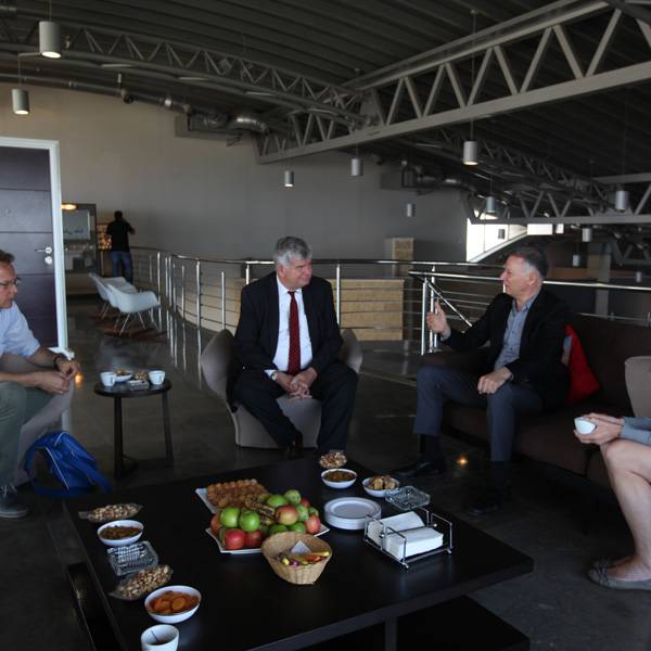 وايناند مارشال، السكرتير الأول للأمن الغذائي - ممثلية هولندا لدى فلسطين، كون فان هارنينغ، وأمجد القصص - مؤسسة خبراء هولندا PUM