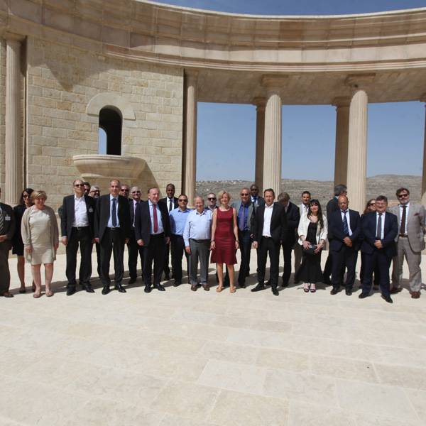 وفد من حركة الشركات الفرنسية، بقيادة رئيسها بيير كتاز
