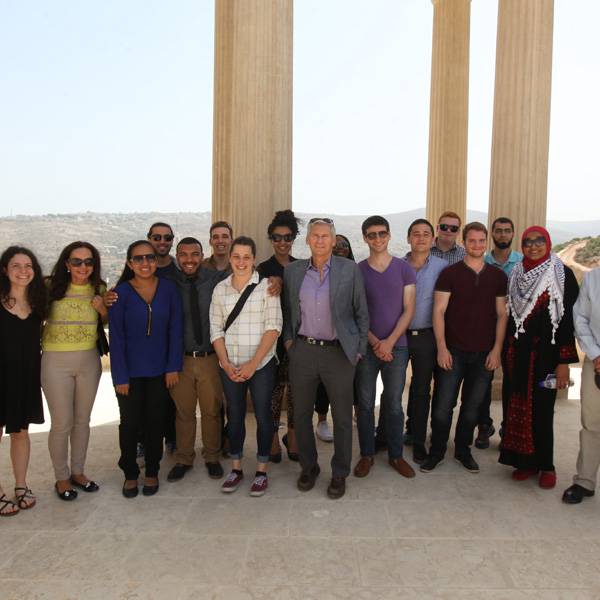 مجموعة من الطلاب الجامعيين الباحثين، برنامج إبراهيم للقيادة والحوار في الشرق الأوسط، كلية كوينز - الولايات المتحدة الأمريكية