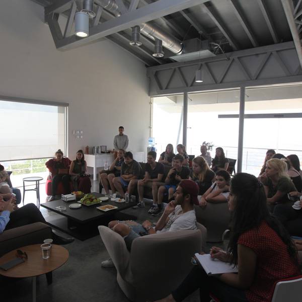 طلاب من عدة جامعات أمريكية
