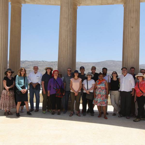 أساتذة ومحاضرون من عدة جامعات أمريكية
