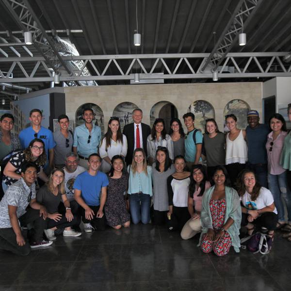 طلاب من جامعة كاليفورنيا في سانتا باربرا - الولايات المتحدة الأمريكية