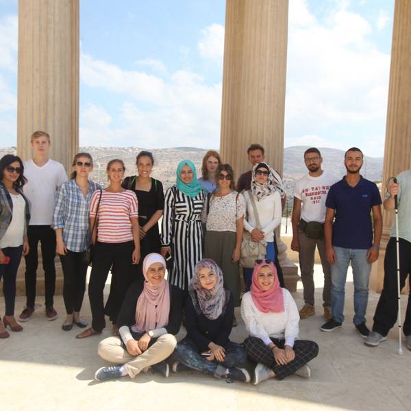 طلاب من عدة جامعات عالمية، بتنسيق من جامعة النجاح الوطنية
