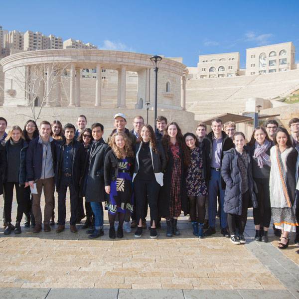 طلاب من جامعة برينستون، بقيادة دانيال كورتزر، سفير سابق - الولايات المتحدة الأمريكية