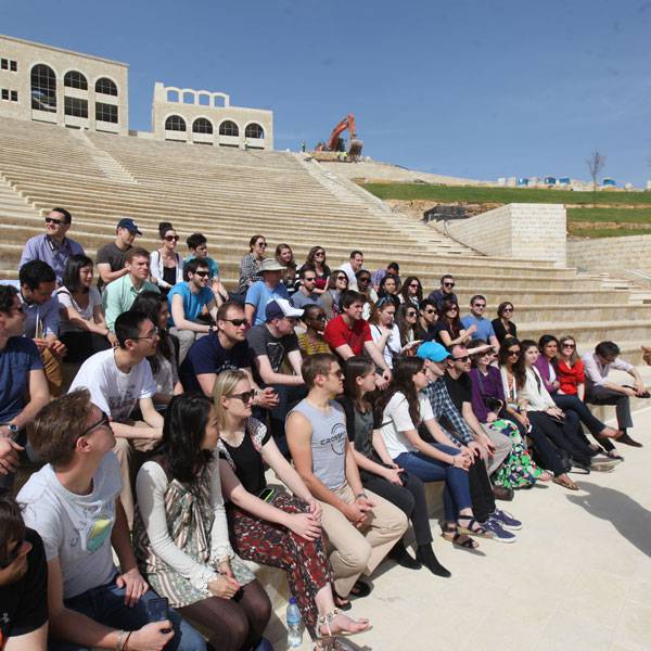 طلاب من كلية إدموند أ. والش لدراسات الخدمة الخارجية، جامعة جورج تاون
