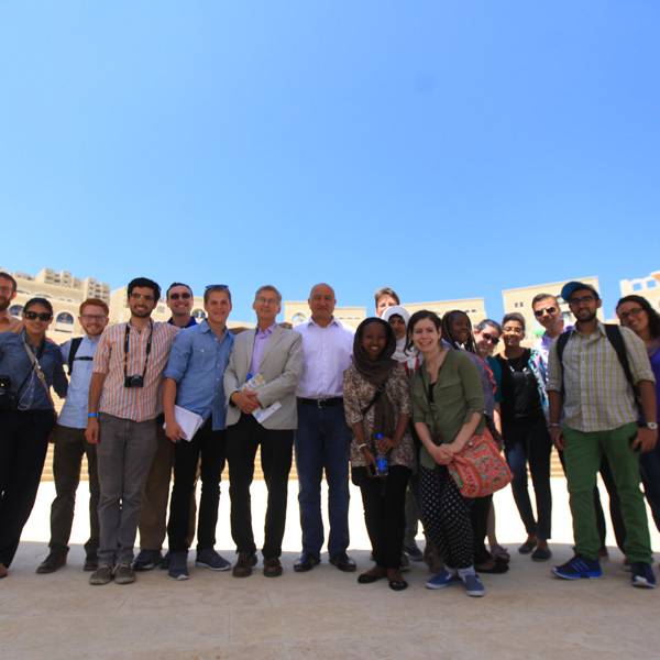 مجموعة من الطلاب الجامعين الباحثين، بتنظيم من البروفيسور مارك روزنبلوم، برنامج ابراهيم للقيادة والحوار في الشرق الأوسط، كلية كوينز
