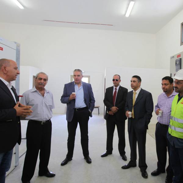 د.عمر كتانة - رئيس سلطة الطاقة والمصادر الطبيعية ويوسف الدجاني، رئيس مجلس الإدارة، هشام العمري، المدير العام - شركة كهرباء محافظة القدس
