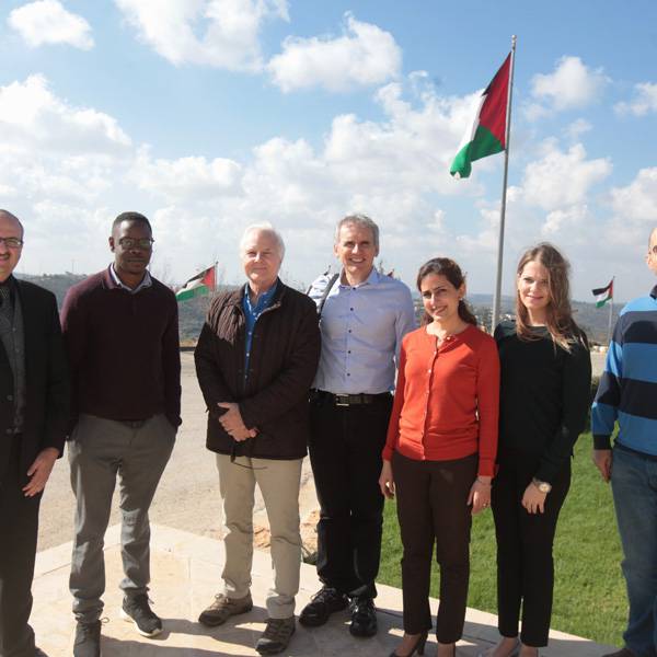 ميشيل زاليسكي، رئيس مجلس الإدارة، شون هينتون، الرئيس التنفيذي، مويوا كابوتوي، محلل إستثماري - صندوق سورس للتنمية الإقتصادية
