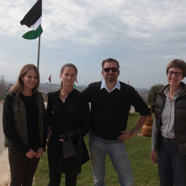 آن صوفي لوسيل، مدير مركز الدراسات المسيحية السويدي في القدس، آنا هيلم، مسؤول مسكوني، مجلس الكنائس العالمي، إريك تورنلاند، صحفي مستقل
