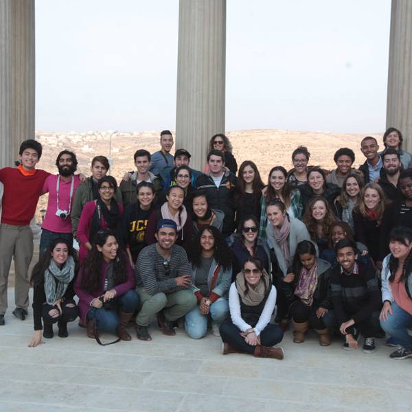 طلاب من جامعة كاليفورنيا وجامعة ستانفورد
