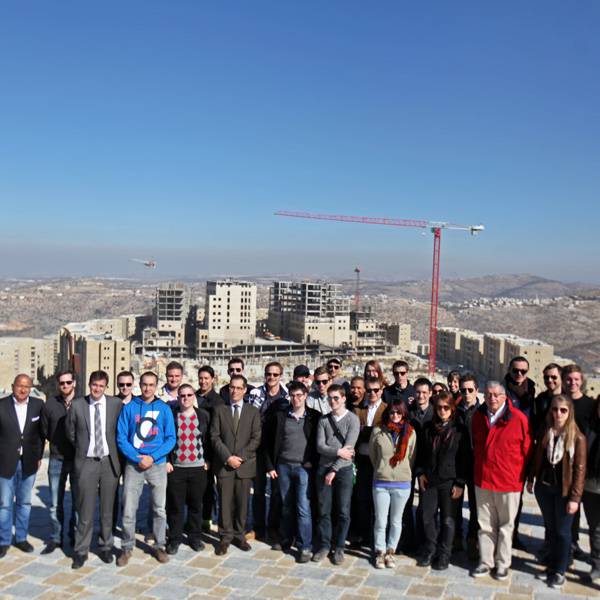 بول غارنييه، ممثل سويسرا إلى فلسطين، ووفد من حزب الشباب
