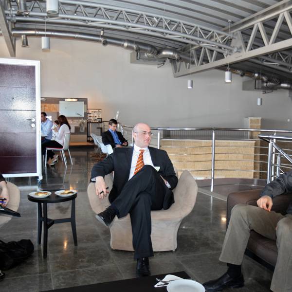 ماثيو سفايج وميرا ريسنيك، من كبار أعضاء لجنة مجلس النواب للشؤون الخارجية
