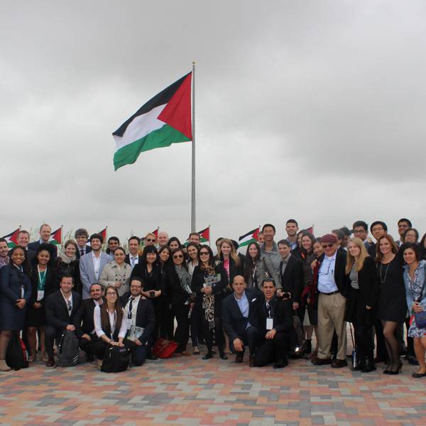 مجموعة من كبار الاقتصاديين والمسؤوليين عن برنامج المساهمة المجتمعية من كلية هارفارد كينيدي الأمريكية
