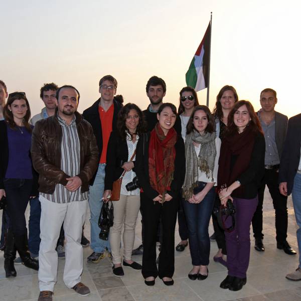 مجموعة من الطلاب والأساتذة من برنامج الماجستير في كلية الدراسات الدولية المتقدمة (كلية الدراسات الدولية المتقدمة) من جامعة جونز هوبكنز
