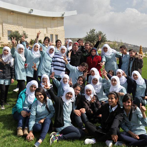 مجموعة من طالبات مدرسة صفا الثانوية للبنات
