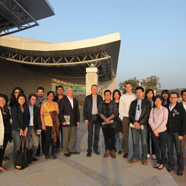 وفد من كلية تاك للأعمال في دارتموث، برئاسة البروفيسور جون فوغل
