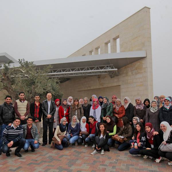 محاضري وطلاب قسم الهندسة المعمارية في جامعة النجاح الوطنية
