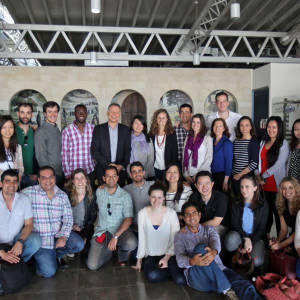 مجموعة من طلاب الماجستير في إدارة الأعمال من كلية سلون للادارة، معهد ماساتشوستس للتكنولوجيا، بقيادة البروفيسور روبرتا بيتور
