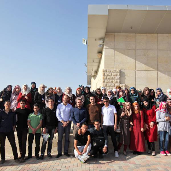 مجموعة من طلاب دائرة الجغرافيا التطبيقية في جامعة الخليل
