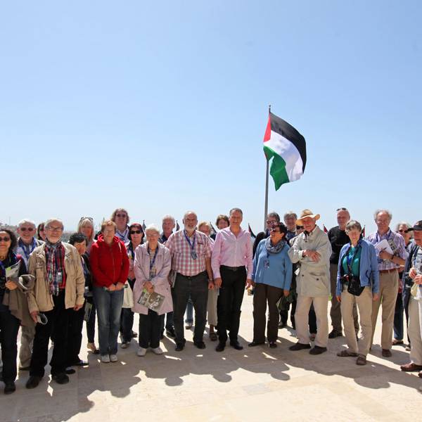 مجموعة من قراء صحيفة ألمانيا الجديدة، بقيادة البرفسور فينك هاينريش
