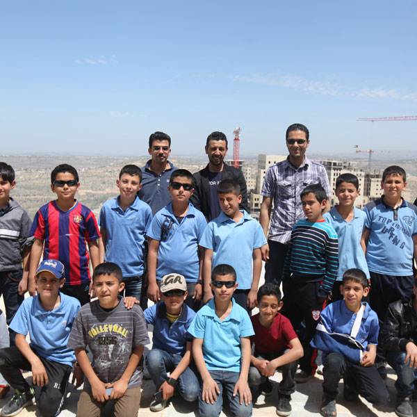 مجموعة من طلاب مدرسة دورا القرع الاساسية
