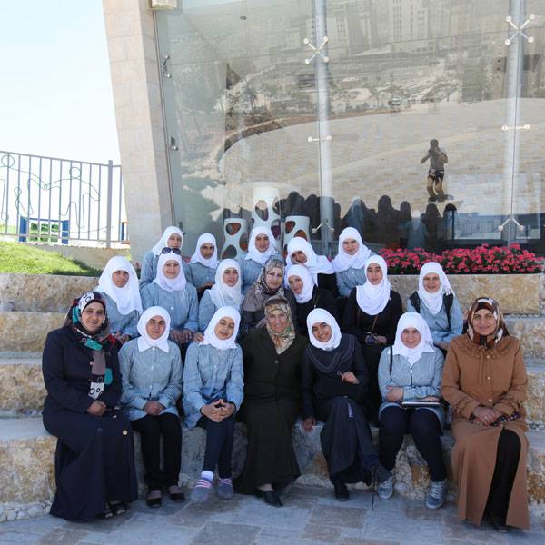 طالبات من مدرسة يتما الثانوية للبنات
