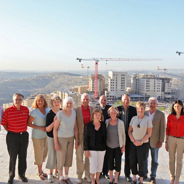 وفد من أعضاء مجلس إدارة مؤسسة النجمة اللامعة برئاسة القس د. متري الراهب
