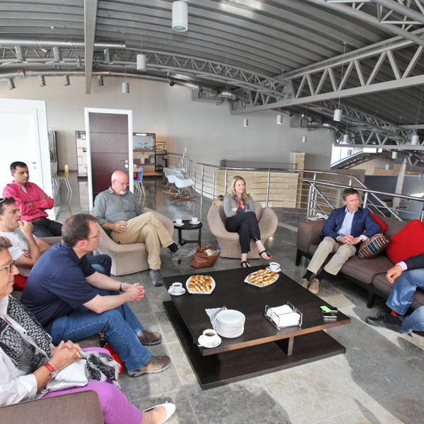 وفد من مؤسسة ليدرز كويست
