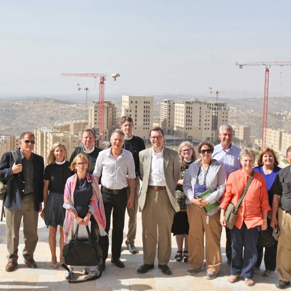 وفد من الكنيسة الأسقفية
