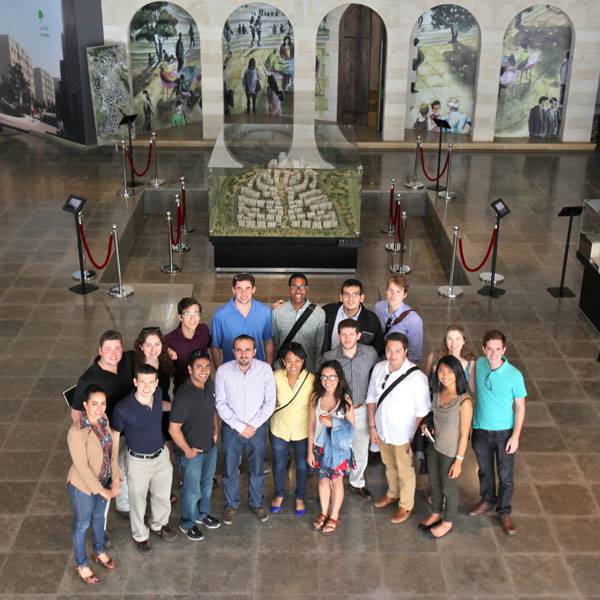 مجموعة من بعثة ايفي بلاس للقيادة
