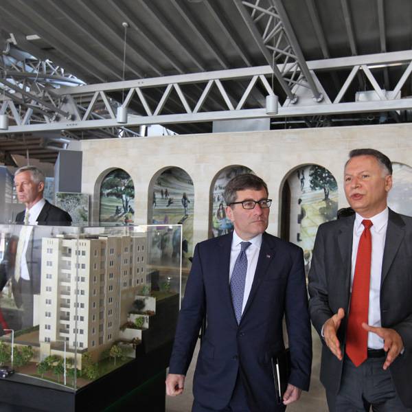 تشارلز ريفكين، مساعد وزيرة الخارجية الامريكي للشؤون الاقتصادية والتجارية
