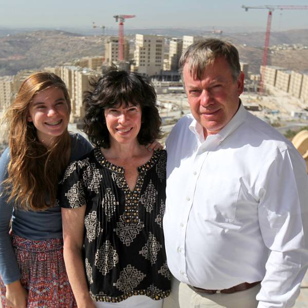 السفير معن عريقات، رئيس مكتب منظمة التحرير الفلسطينية لدى اشنطن، ومايكل كرو، رئيس جامعة ولاية أريزونا
