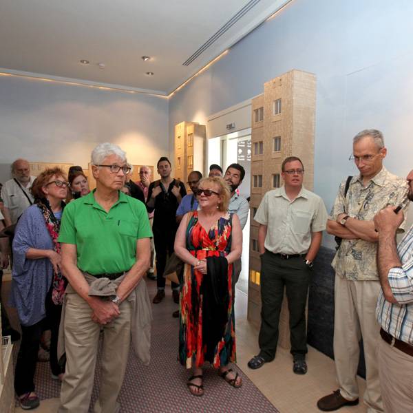 اساتذة ومحاضرون من عدة جامعات أمريكية
