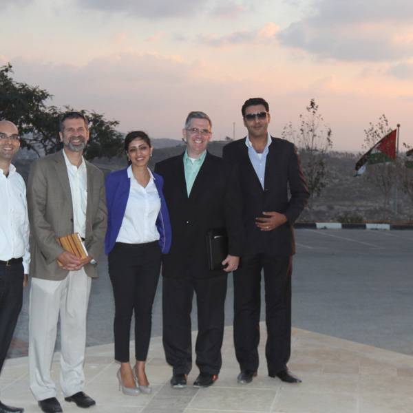 مايكل لوميير، الرئيس التنفيذي لإدارة الاستثمار، وبرايان بوي، مدير إدارة الاستثمار في الأسهم، ويسباث لإدارة الاستثمار
