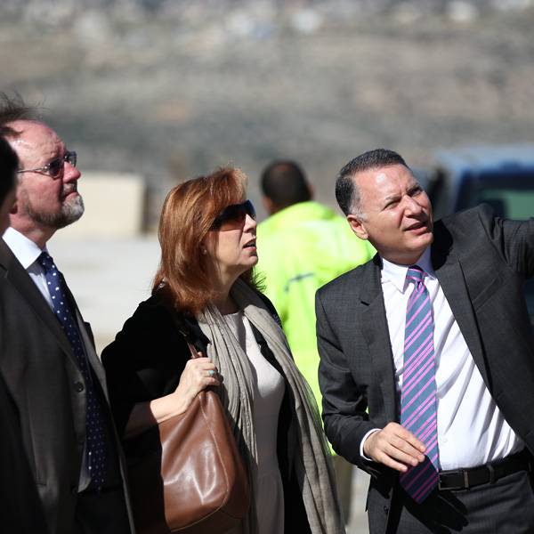 البارونة تريش موريس من بولتون، سير فنسنت فين, و مايكل جليه
