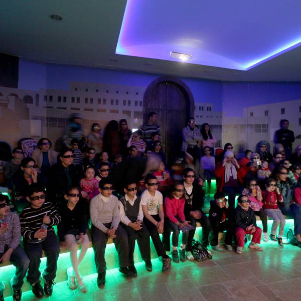 عائلات فلسطينية تحتفل بعيد الأم في مدينة روابي
