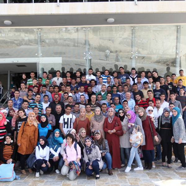 طلاب من كلية الهندسة من جامعة النجاح الوطنية
